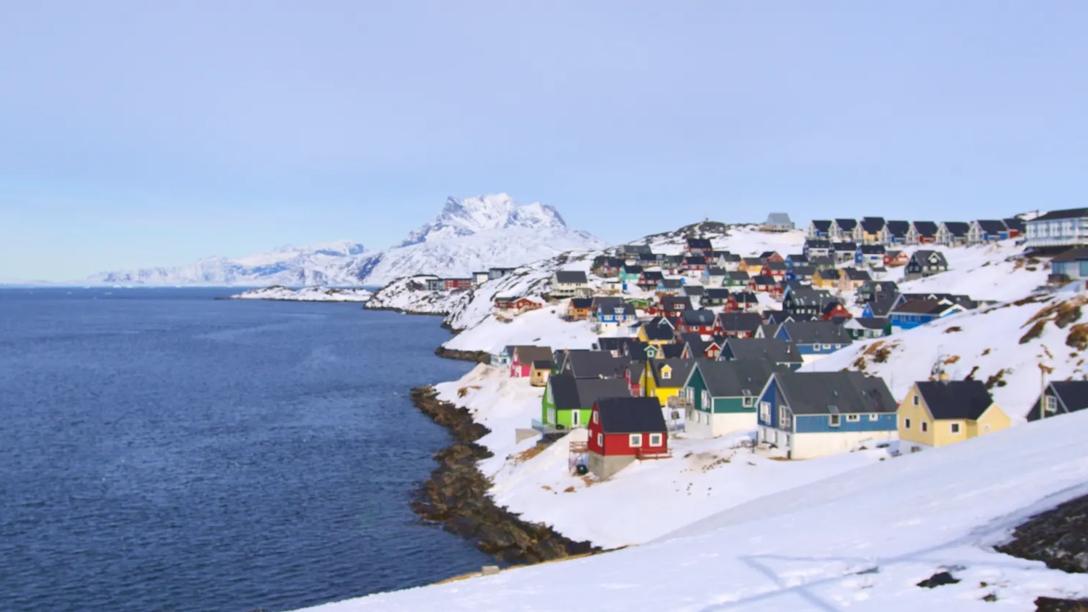 På grund af landets geografi og befolkningens størrelse har Grønland ikke samme kapacitet i sundhedsvæsnet som Danmark. 