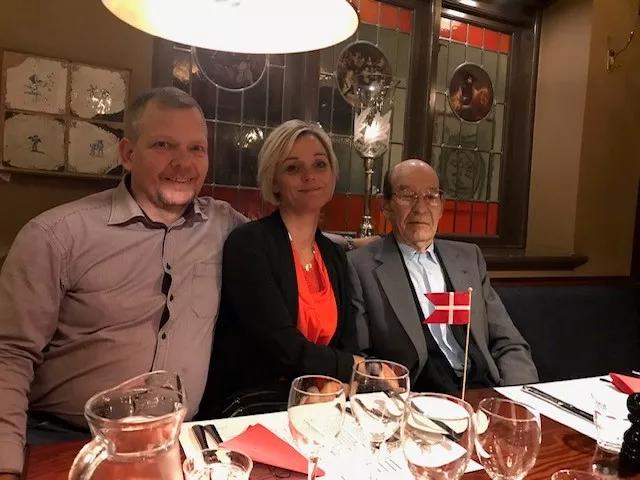 Leif, Pia og Tom på restaurant og fejre fødselsdag 