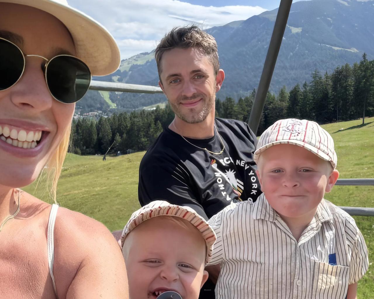 Malte Weiss og hustru Camilla og to unger på familieferie sammen