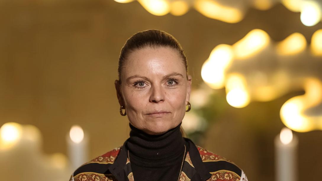 kvinde med stram hestehale. Lotte mørk hospitalspræst.