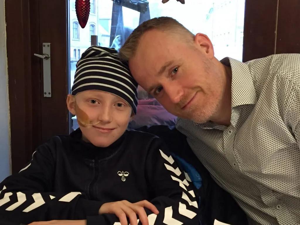 I 2016 blev Frederik Døring diagnosticeret med kræft. Her ses han med sin far, Kasper Døring. Foto: Privatfoto