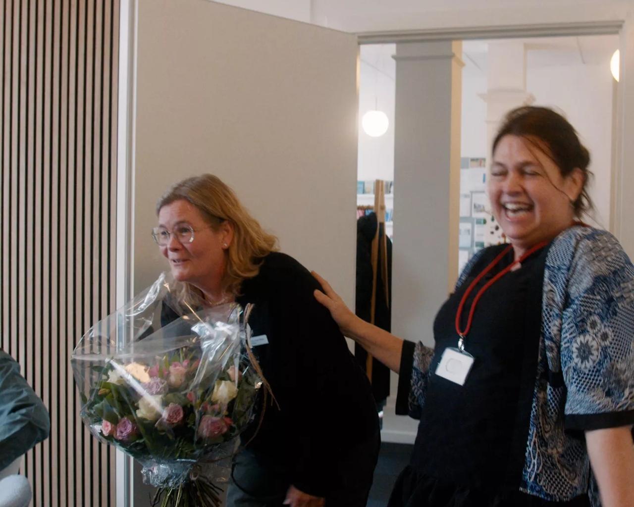 Jeg har aldrig prøvet sådan noget i mit arbejdsliv. Jeg er meget, meget rørt, og det betyder alt for mig og er en dag, jeg aldrig nogensinde vil glemme, siger Anne Krogh Nielsen. Til højre i billedet ses Birgitte Nør-Hansen, leder af kræftrådgivningen.