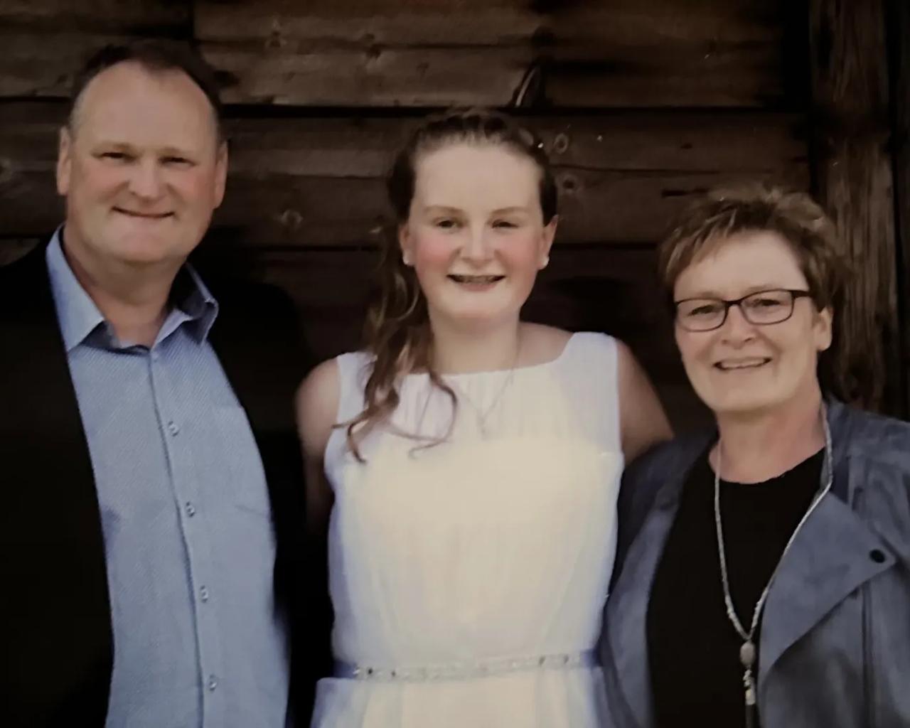 mor, fat og dattet til konfirmation