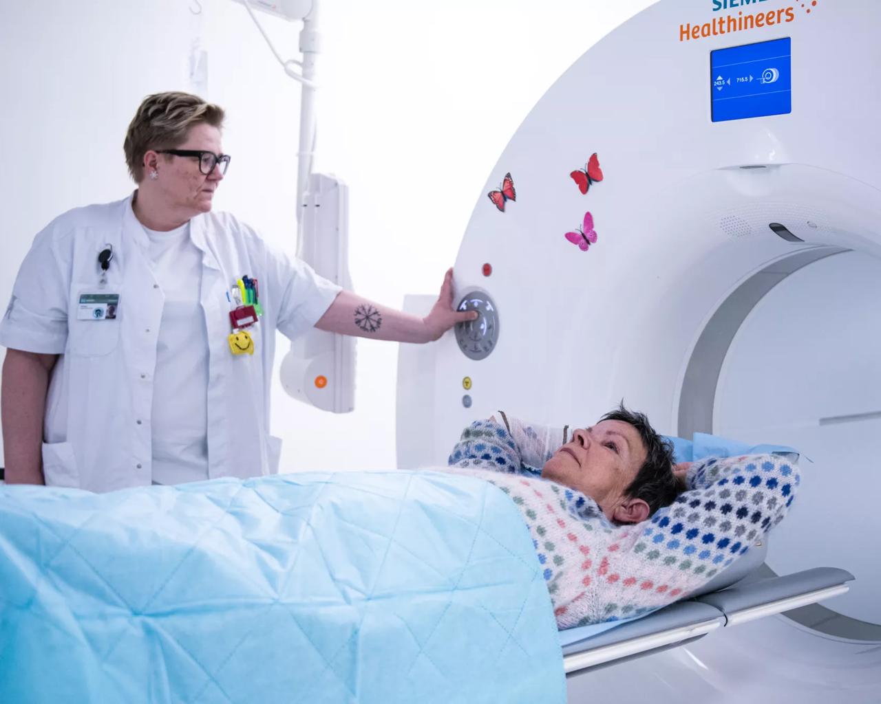 Radiograf kører patient ind i PET/CT-scanner