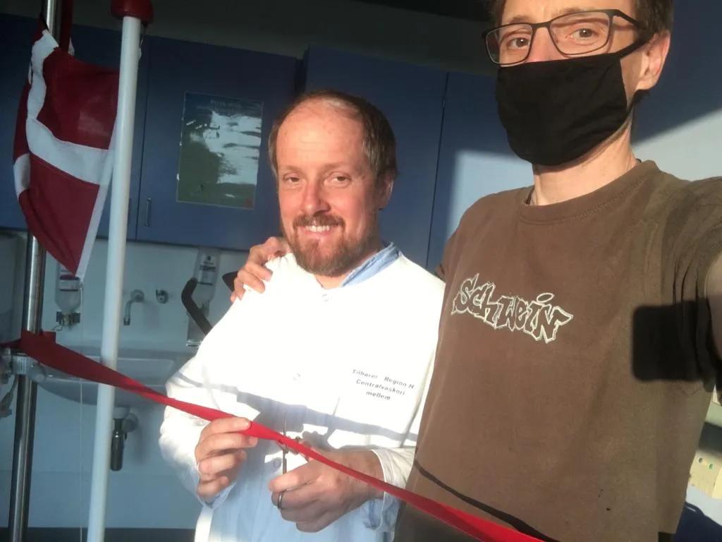 Under corona-pandemien i 2020 fløj Egils bror Thorsten (t.h.) til Danmark for at donere knoglemarv. Før operationen fejrer de Egils kommende nye liv med en lille genfødselsceremoni på hospitalet.