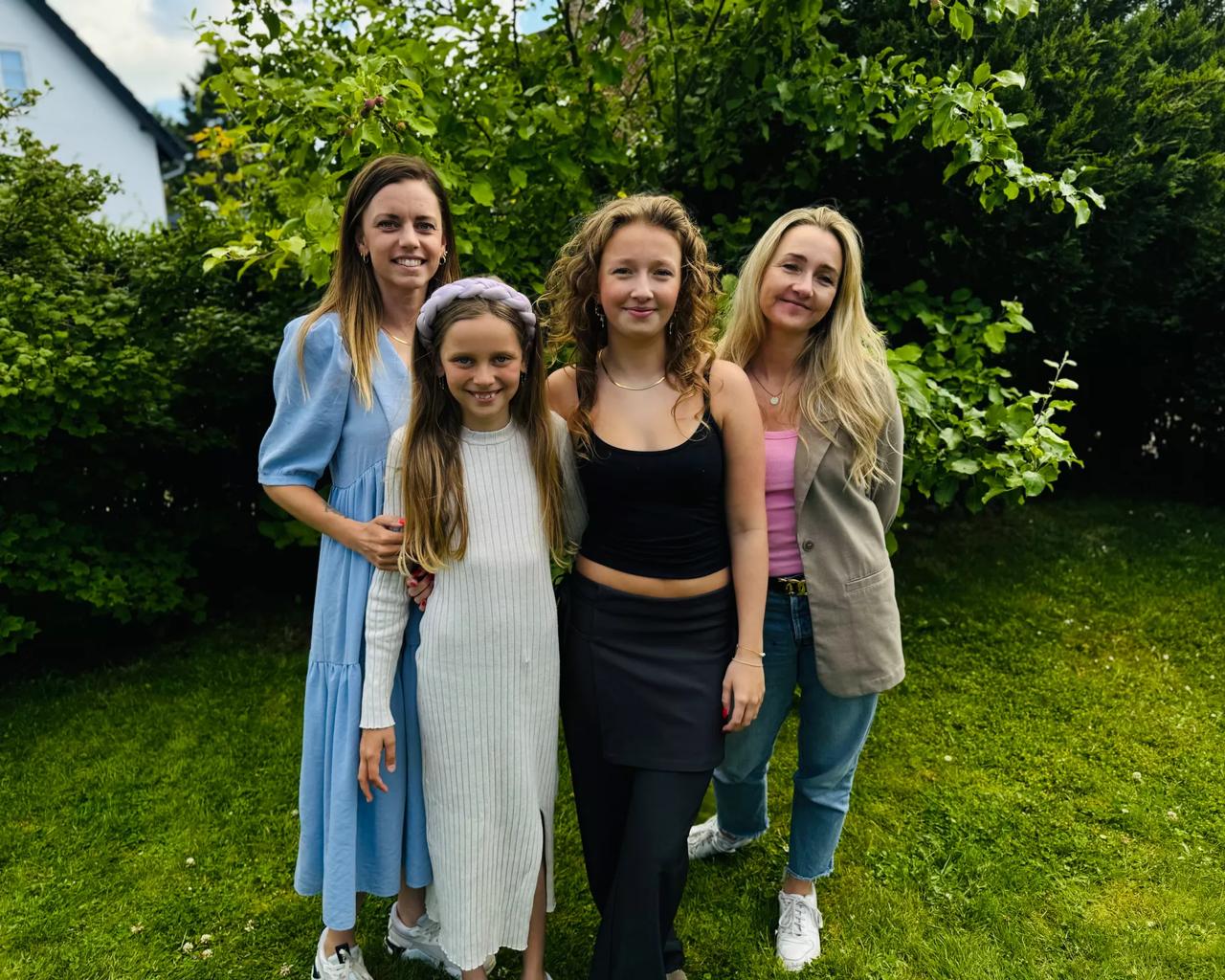 Johanne og Freya med deres mødre