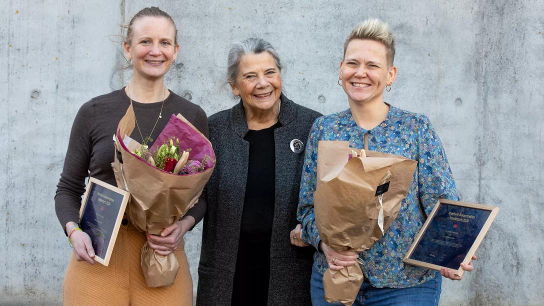 Formand for Kræftens Bekæmpelse, Helen Bernt Andersen, overrækker Kræftens Bekæmpelses Hæderspris 2024 til overlæge Lena Saltbæk (th) og afdelingslæge Lise Ventzel (tv). Foto: Heidi Lundsgaard