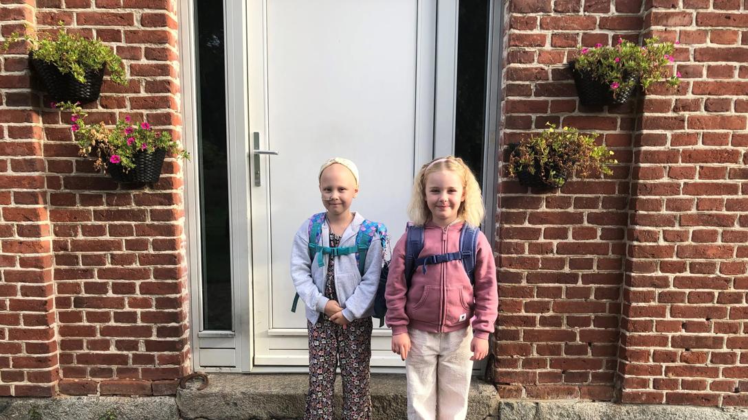 Nellie mistede for 2,5 år siden sin tvillingesøster Flora til hjernekræft. Nu samler hun ind til Knæk Cancer for at mindes sin søster.