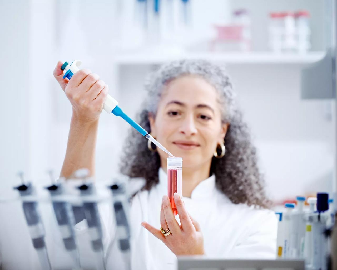 To hænder holder sammen en sten - vil jeres virksomhed støtte mennesker ramt af kræft?