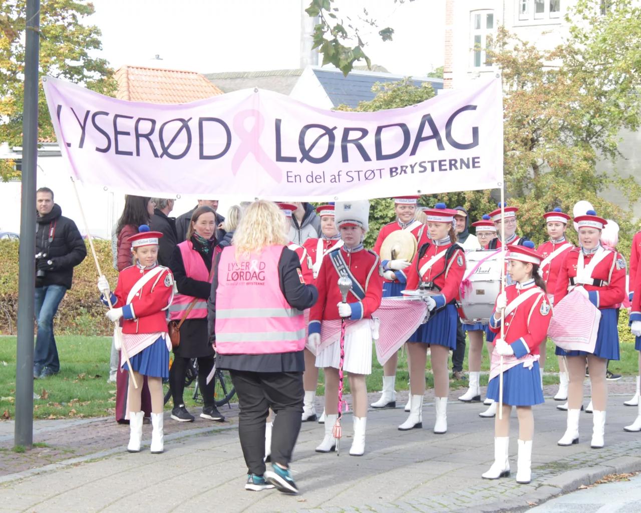 Vedbæk Garden går igennem Lyngby med banner og musik