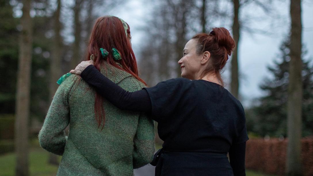 Mor holder en hånd på skulderen af sin datter