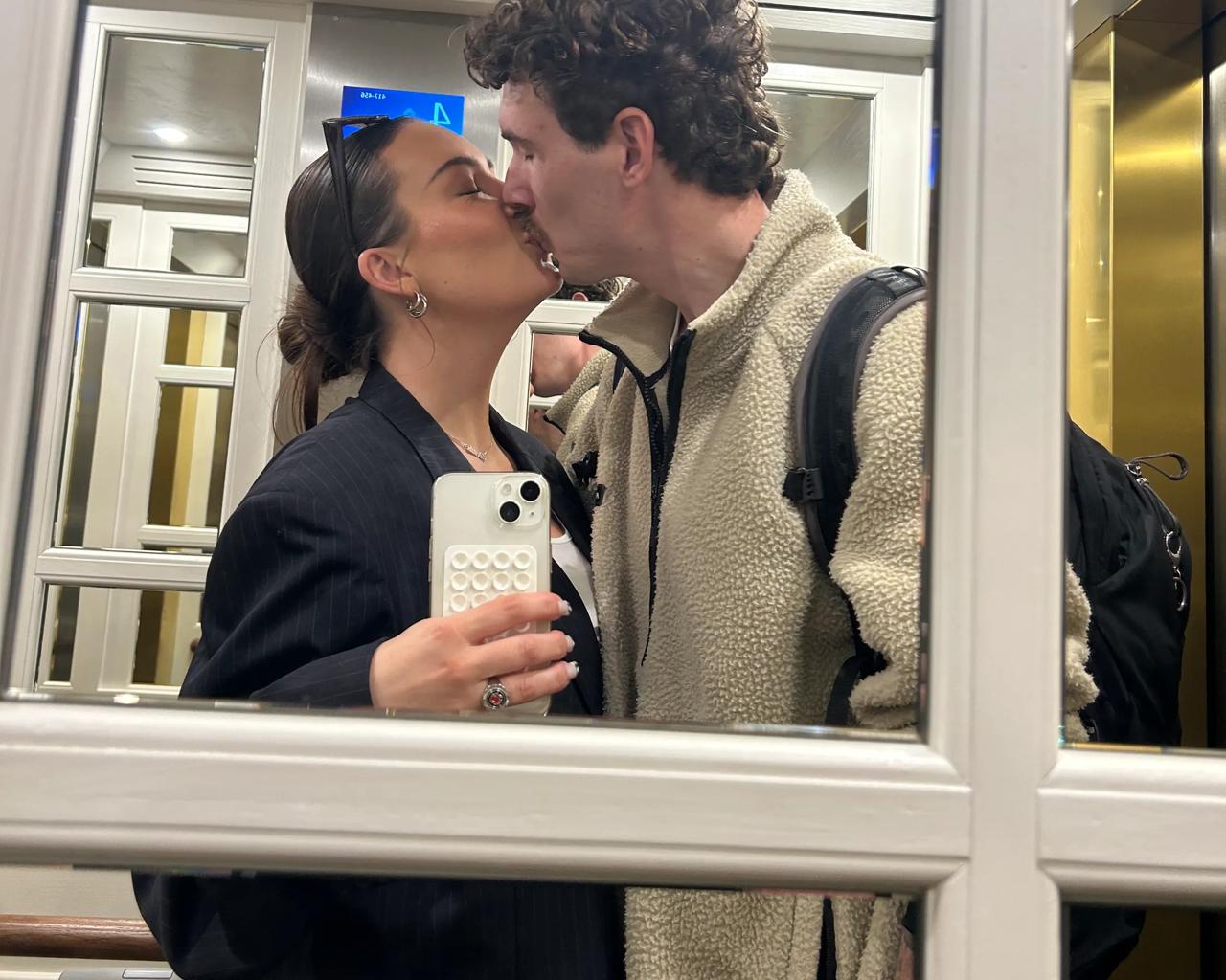 Cecilie og Glenn kysser hinanden