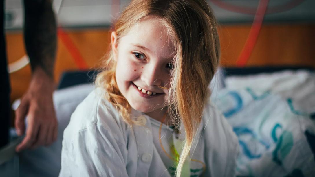 Lilje sidder smilende i hospitalsseng 