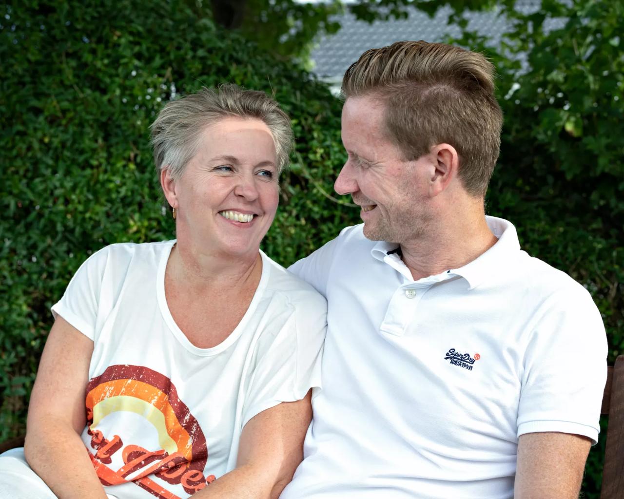 Lars Emil og hustruen Lajla smiler til hinanden