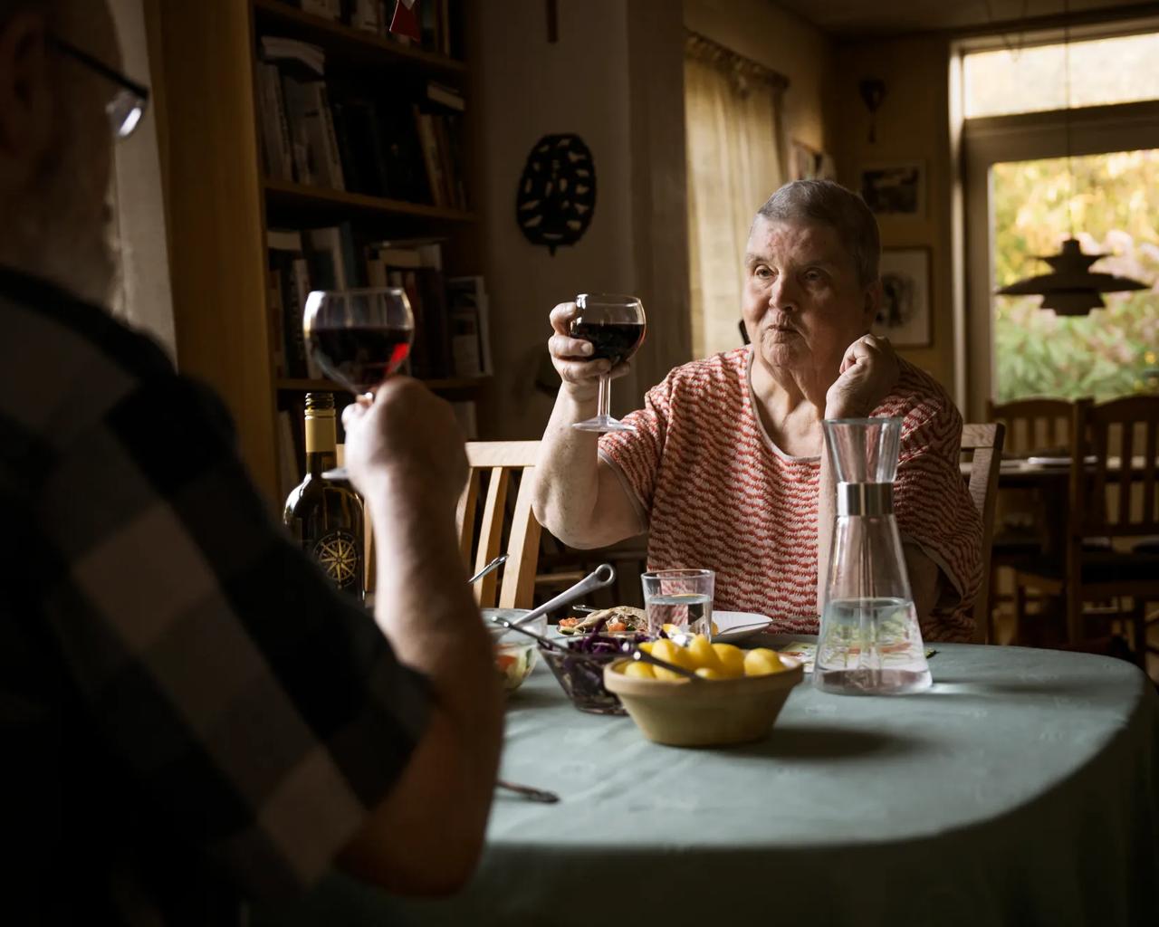 Bente og Helge plejer at spise måltiderne sammen - men den dag Bente får kræftdiagnosen, er hun alene hjemme midt i frokostens sildemad. Ingen patienter bør modtage deres kræftdiagnose på telefon og alene, mener Bente.