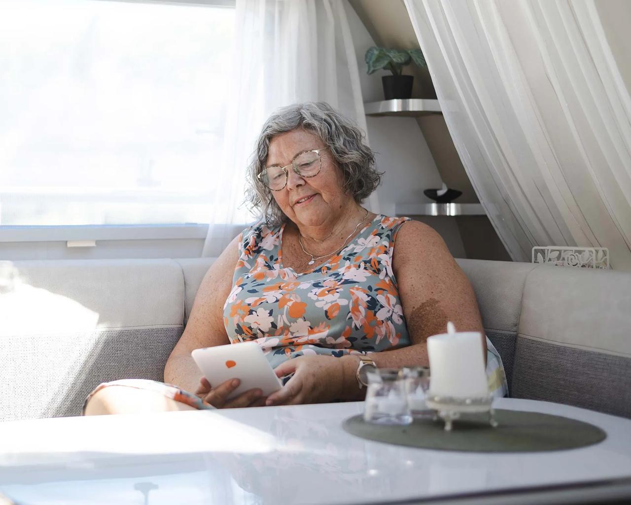 Lene sidder og slapper af inde i sin campingvogn