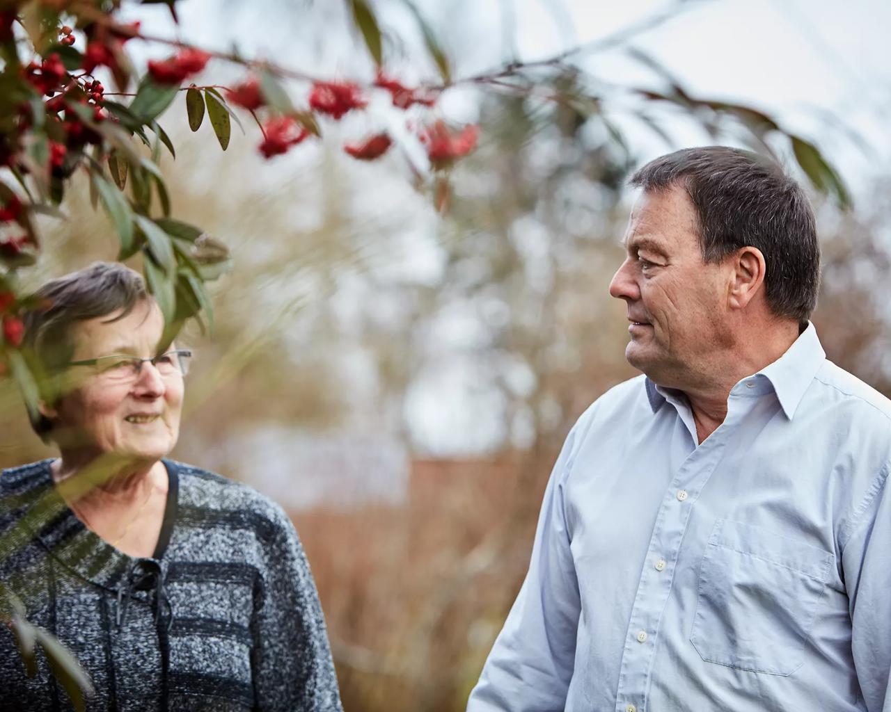 Ældre ægtepar taler sammen ude i en have