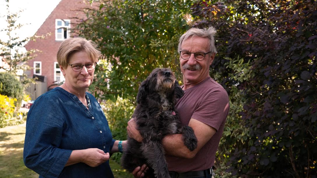 ægtepar i haven med hund