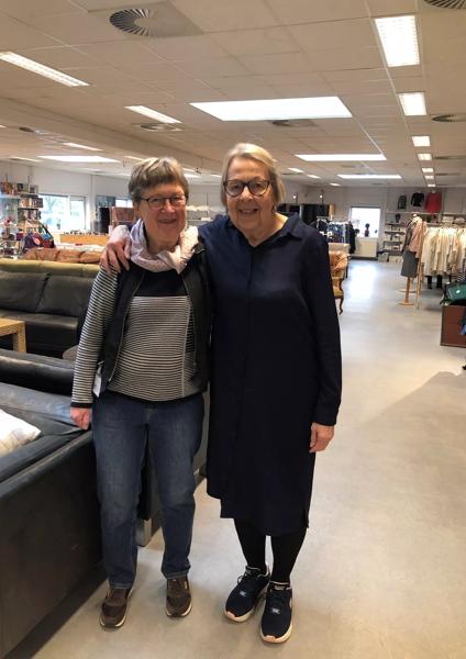 Grethe med frivilligkollegaen, Alice, som også har været frivillig i 20 år.