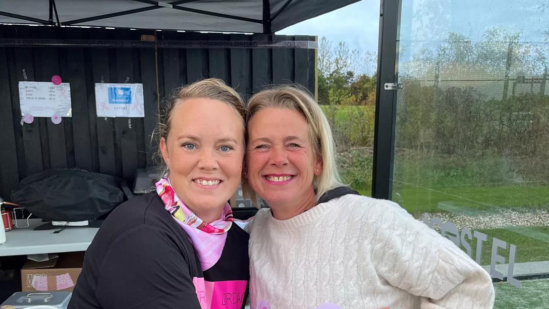 Mie Kjeldsholm Jensen (t.v.) til padelturnering til Lyserød Lørdag.