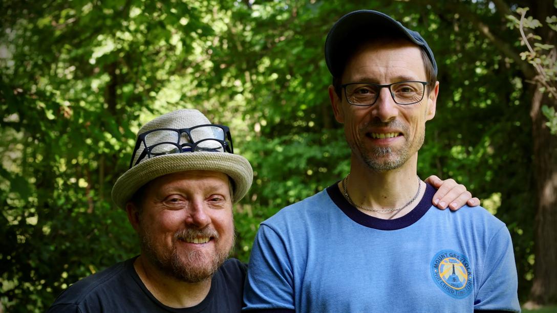 Egil holder om sin helt, broren Thorsten. En knoglemarvstransplantation fra broren har reddet Egils liv. - Hans blod løber i mine årer nu. Han har reddet mit liv. Slet og ret. 