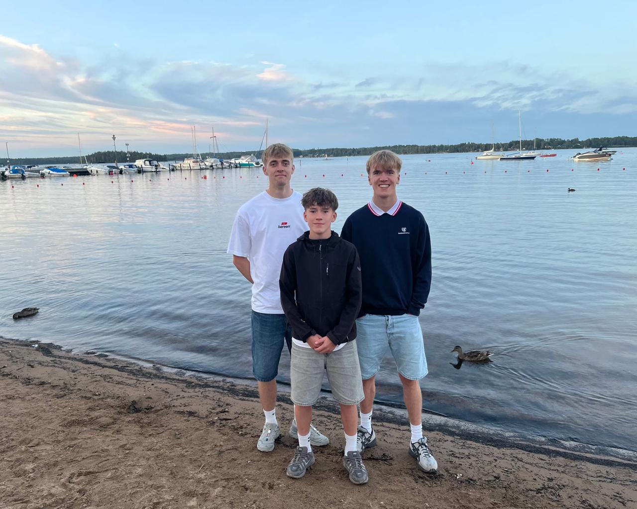 Her ses William med sin lillebror Theodor (th) og sin lillebror Frederik (i midten).