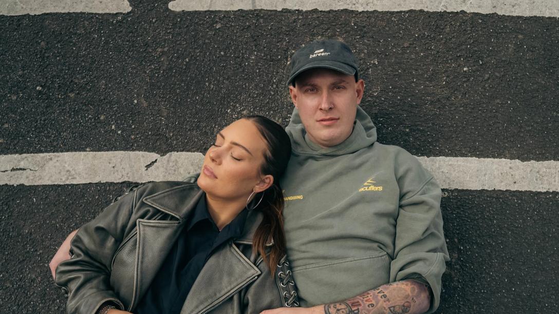 Glenn og Cecilie ligger på asfalten