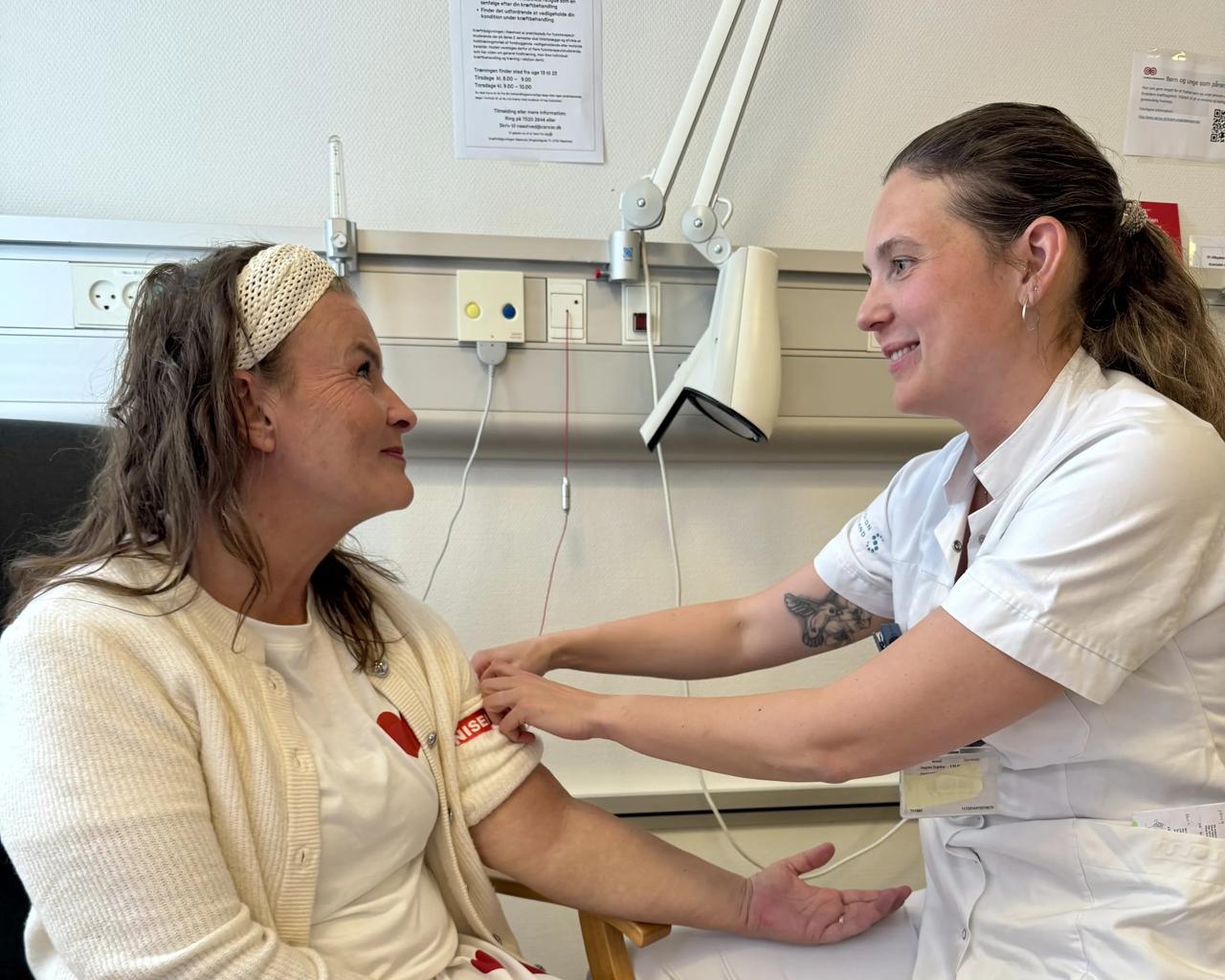 En af Nataschas faste kræftpatienter er Henriette fra Bjæverskov - hun har uhelbredelig brystkræft og har været i kemo-behandling i 11 år. I de seneste syv år har Natascha være hendes faste kræftsygeplejerske, når Henriette skulle få taget blodprøver eller modtage behandling. De kender navnene på hiandens børn og Natascha har lært, hvornår Henriette har behov for et opmuntrende smil eller har brug for at tage en ekstra samtale efter en hård nyhed.