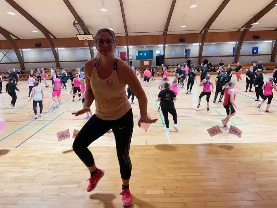 Zumbahold i gymnastiksal 