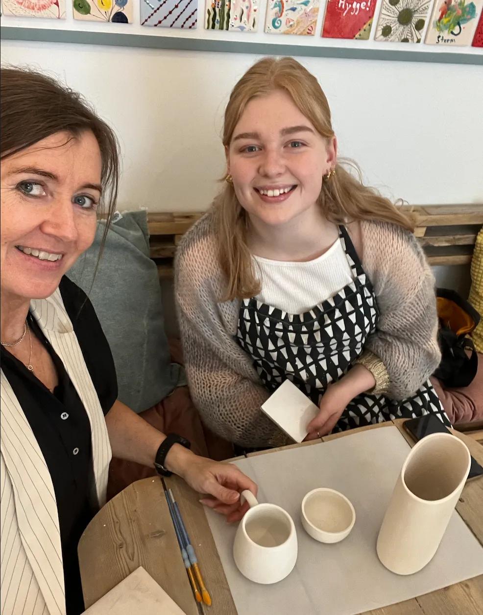 Julie oplevede det som om, at hun blev taget mindre alvorligt, fordi hun var ung. Her ses hun med sin mor. Begge hendes forældre har været stor støtte for Julie gennem det opslidende forløb. Privatfoto.