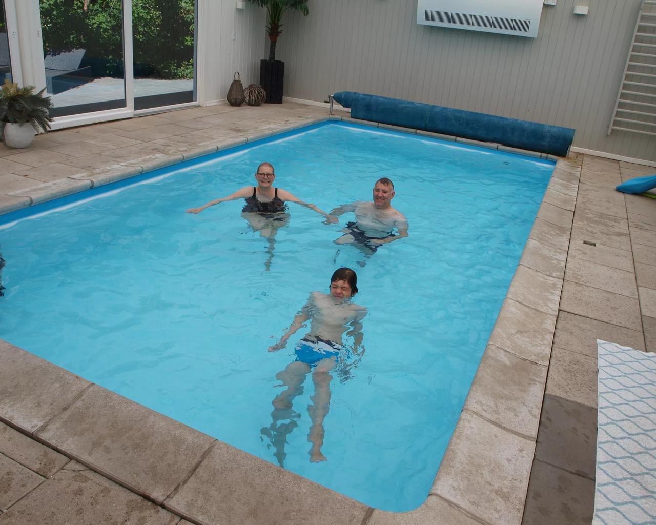 Kristine, Thomas og Laurits i pool-huset.
