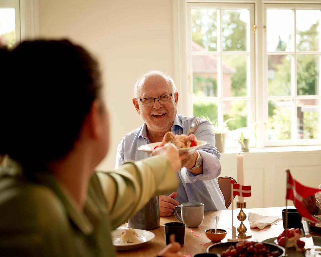 Genbrugsbutiksfrivillig Kaj med familie