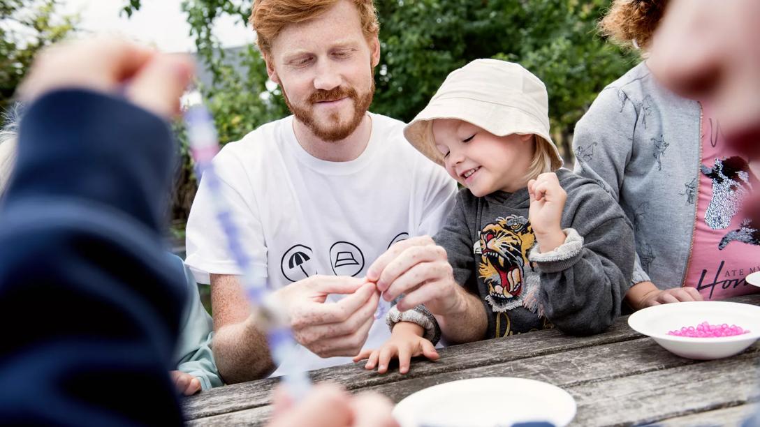 Frivillig og børn under den lokale soluge