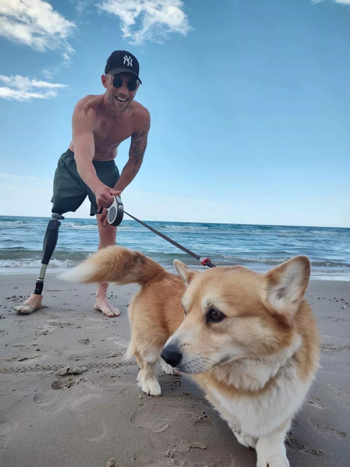 Emil med sin hund på stranden