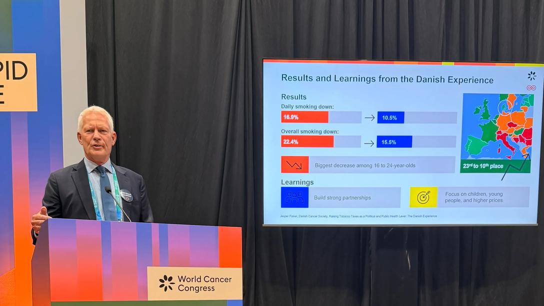 Kræftens Bekæmpelses adm. direktør Jesper Fisker er blevet valgt ind som nyt bestyrelsesmedlem i den internationale kræftorganisation UICC. Her ses han på talerstolen ved IUCCs World Cancer Congres i Hong Kong i år, hvor Jesper Fiskers kandidatur til bestyrelsen blev offentliggjort. 