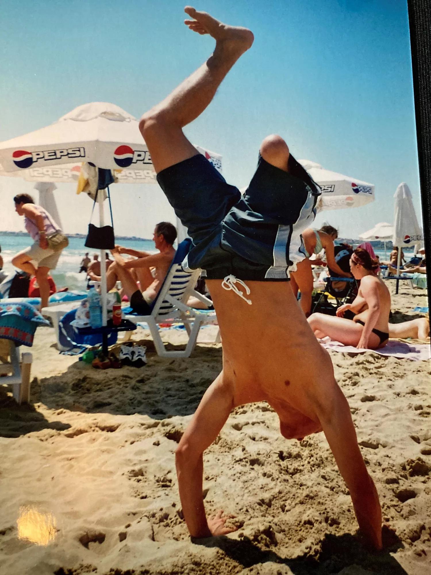 Emil står på hænder på stranden