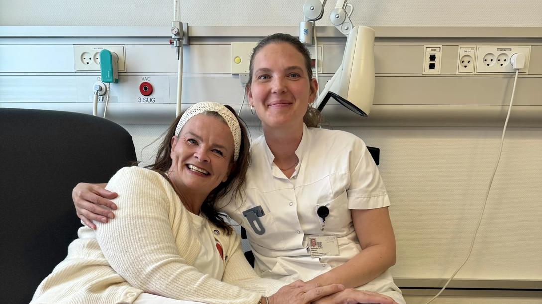 - Alle kræftpatienter i Danmark bør have en Natascha, mener kræftpatient Henriette Løve. Henriettes kemobehandling foregår på Næstved Sygehus. Ofte er det Natascha, der lægger venflon og starter droppet - og bliver hos Henriette, mens kemoen løber ind. Og selvom rammerne er alvorlige, er der også plads til grin. 