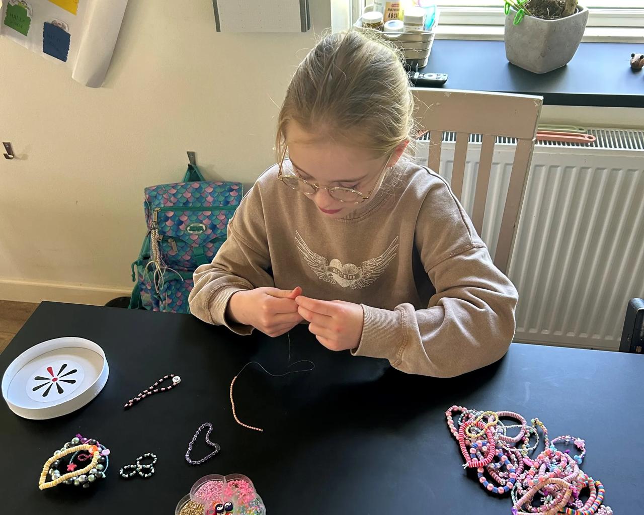Nellie laver armbånd og sælger dem til fordel for Knæk Cancer. Hun udstiller bl.a. på det lokale bibliotek og har også haft en bod ude foran Brugsen.