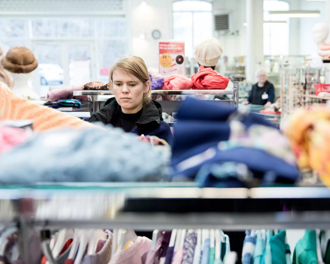 Kunde i genbrugsbutikken - genbrug og bæredygtighed går hånd i hånd