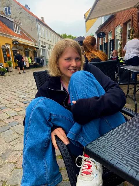 sød ung kvinde på café