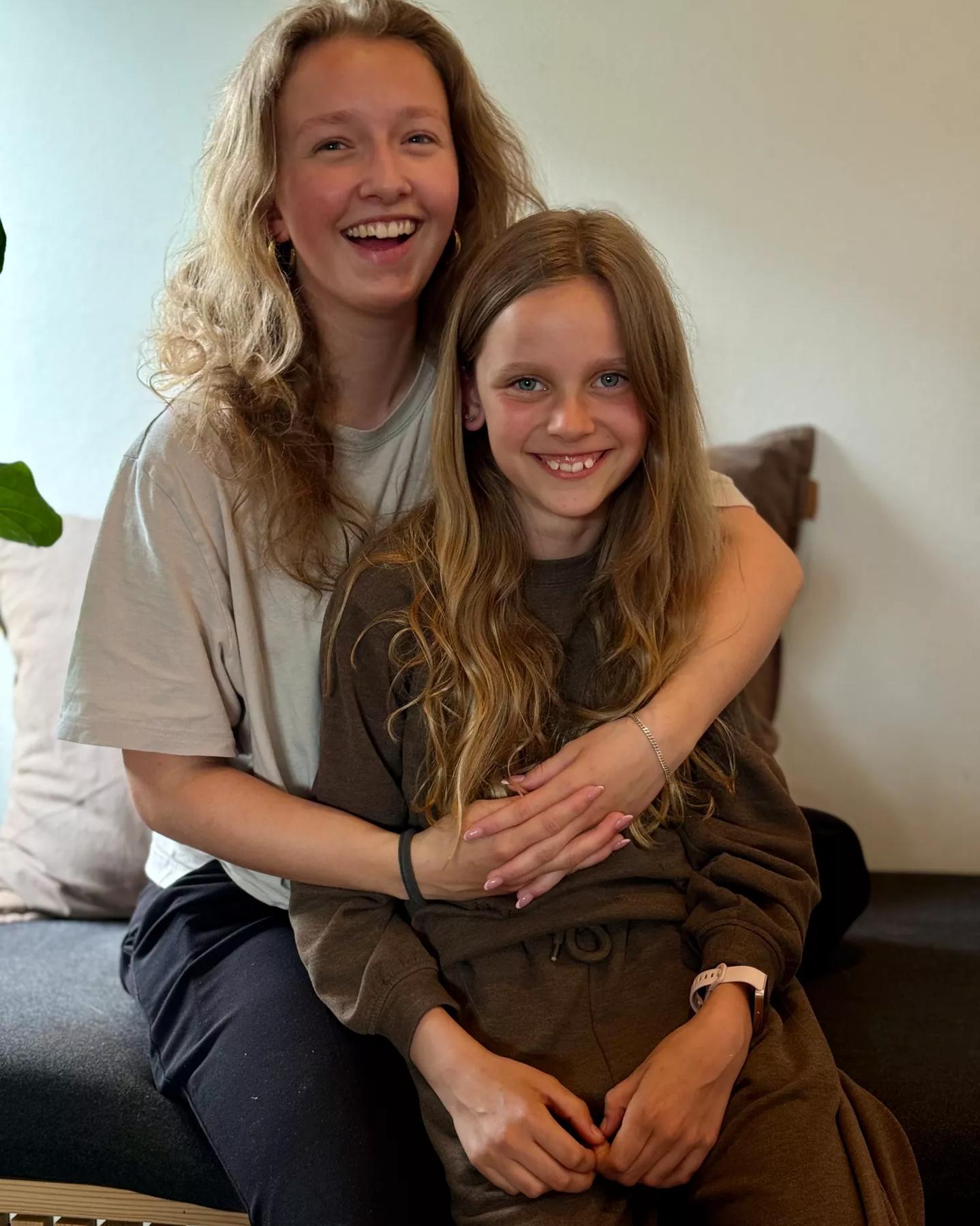 Johanne og Freya elsker at dimse sammen med kreative sysler.