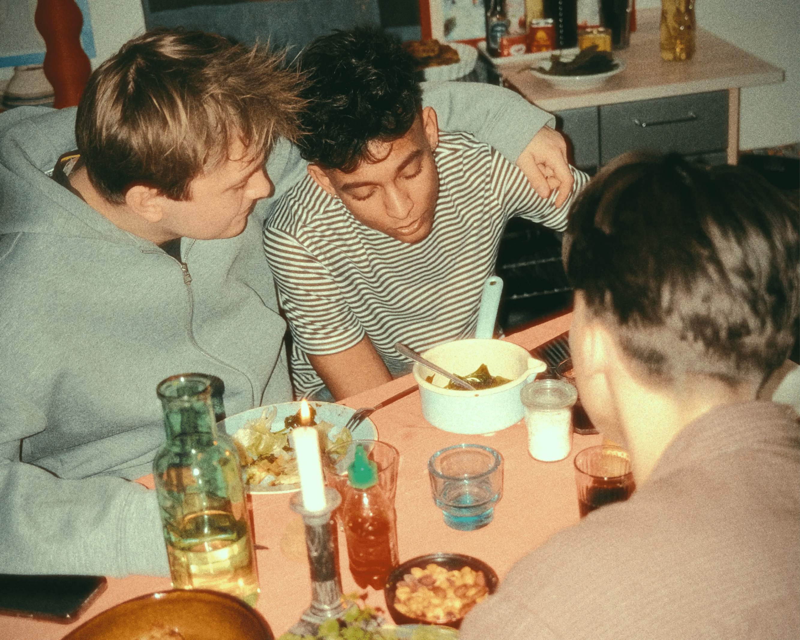 Venner der snakker og spiser