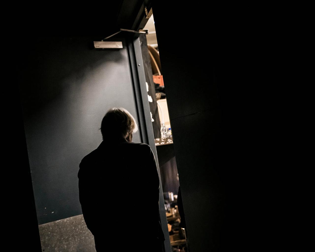 Efter operationerne er Lars et mørkt sted både mentalt og fysisk. Hans store frygt er, at sygdommen betyder et endegyldigt farvel til scenen. 