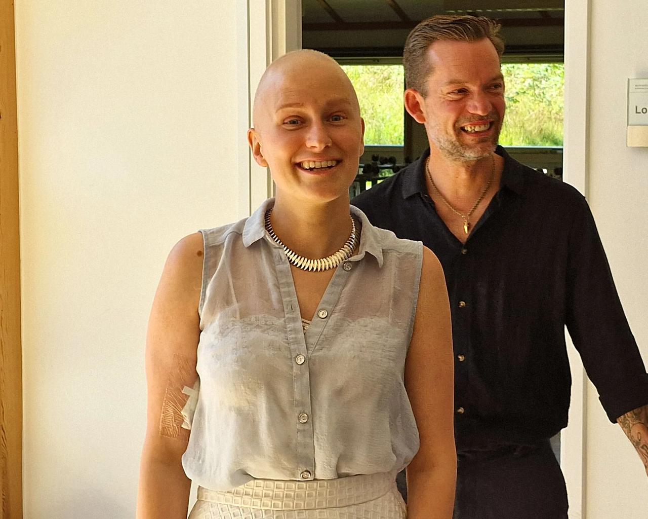 Lisa og hendes bachelormakker Bjørn står i døråbningen til eksamenslokalet. 