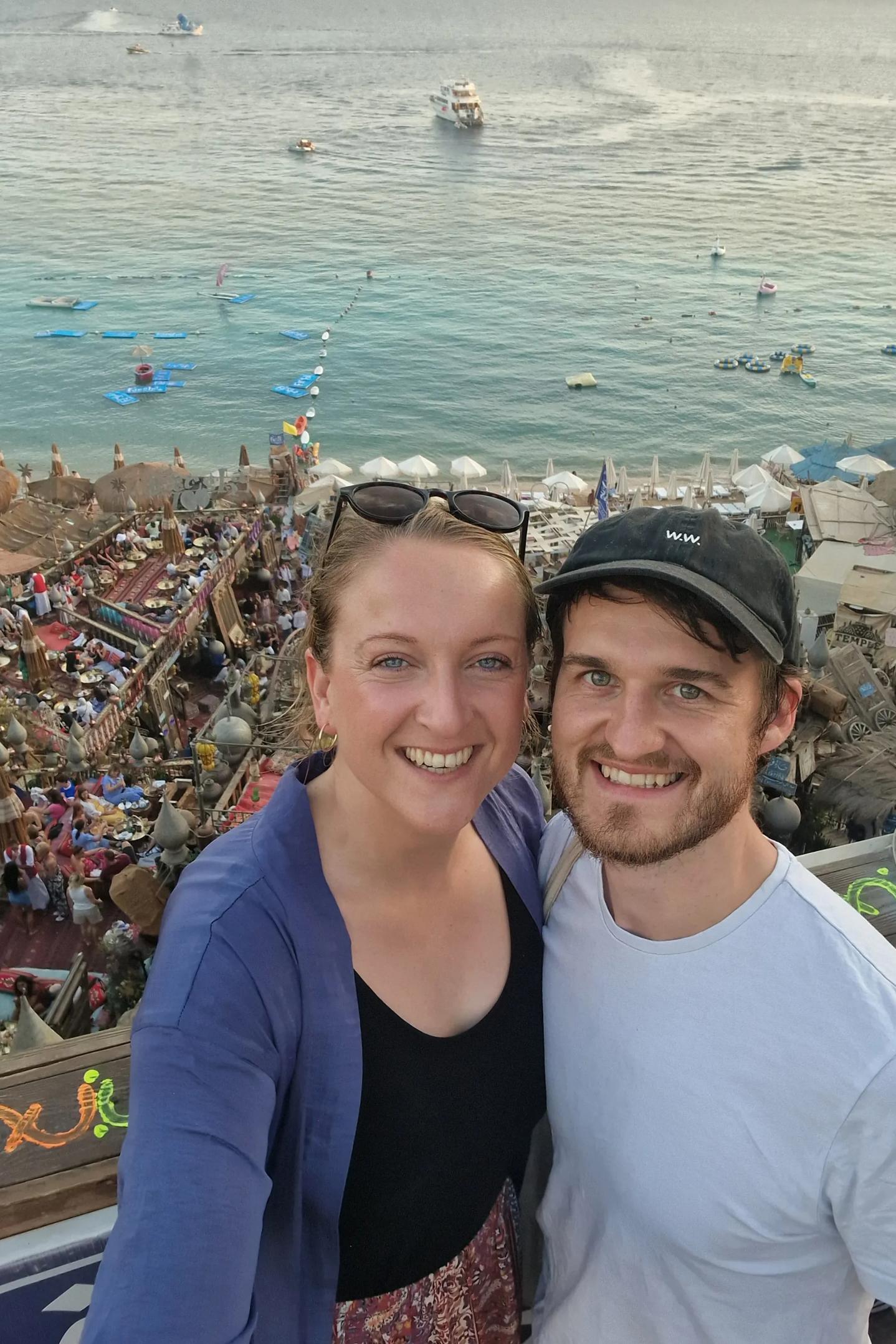 Billede af Julie og ekskæresten Morten med strand i baggrunden.