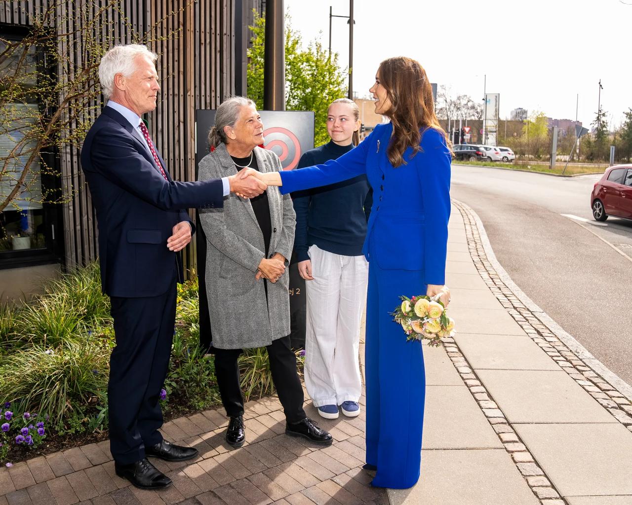H.M. Dronning Mary besøgte Kræftens Bekæmpelses kræftrådgivning i Herlev i april i år. Helen Bernt Andersen og Jesper Fisker, adm. direktør i foreningen, tog imod. 