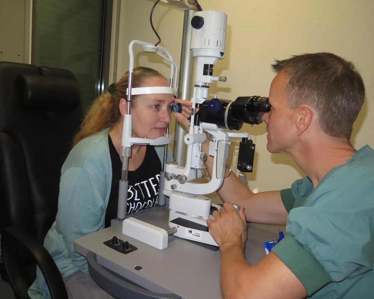 Patients øje bliver undersøgt med en spaltelampe. 