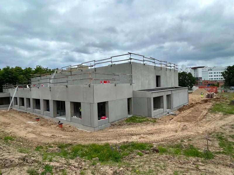 På nabogrund ved Sjællands Universitetshospital i Køge skyder konstruktionen til det nye hus frem. Det er den nuværende Kræftrådgivning i Roskilde, der flytter til Køge.