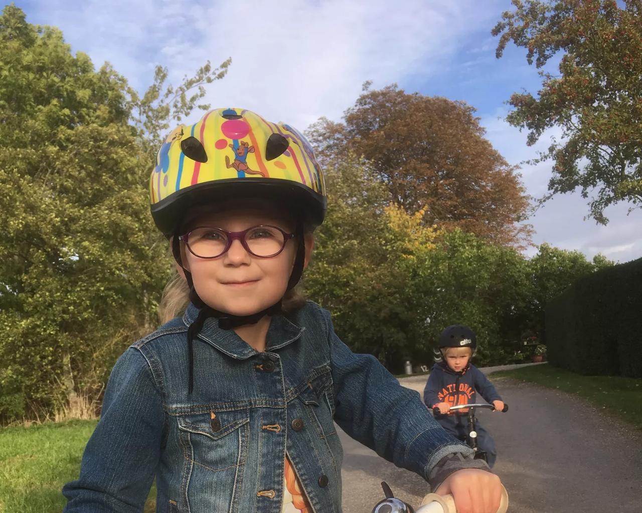 Signe på cykel 