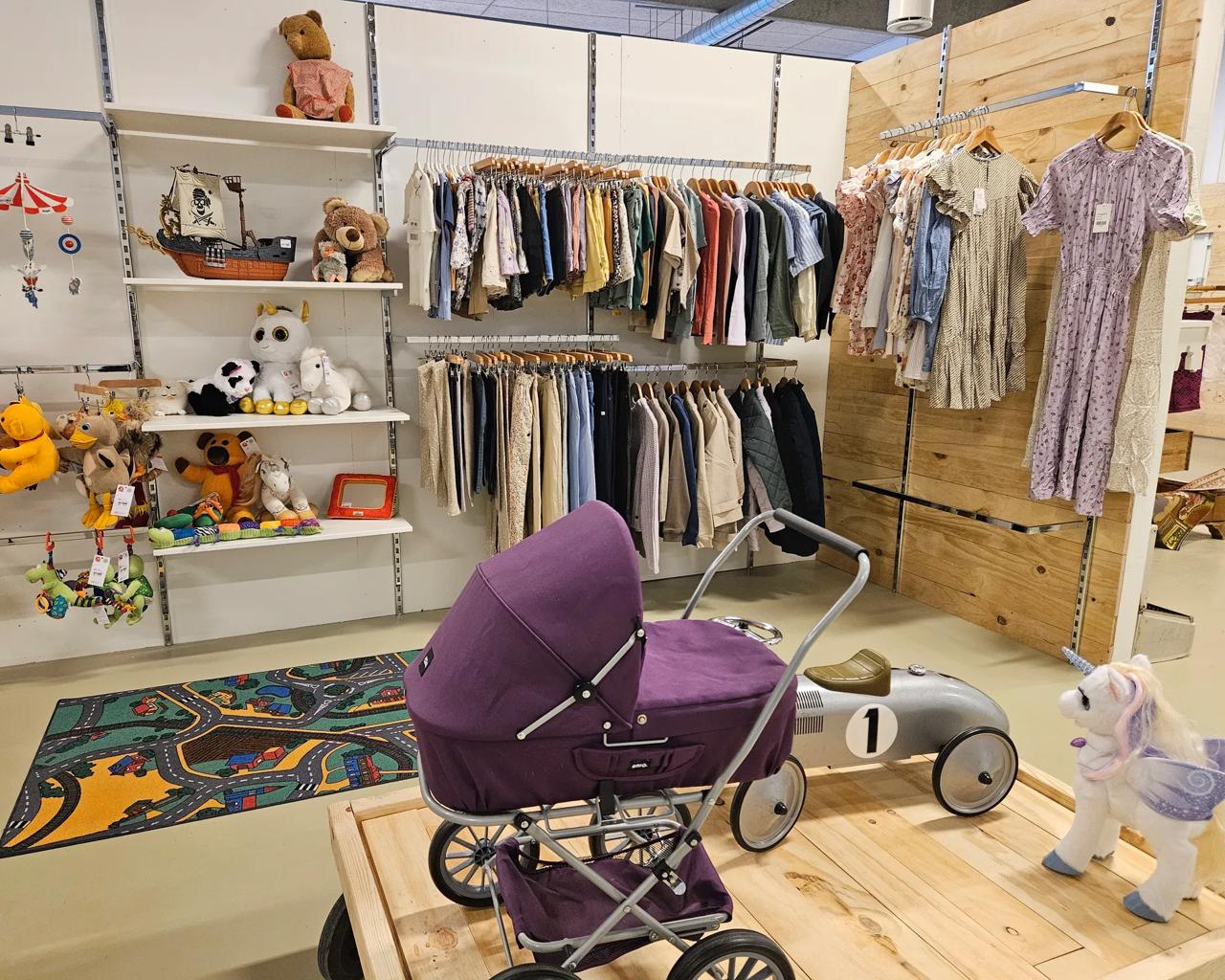 Frivillige foran Kræftens Bekæmpelse-genbrugsbutik
